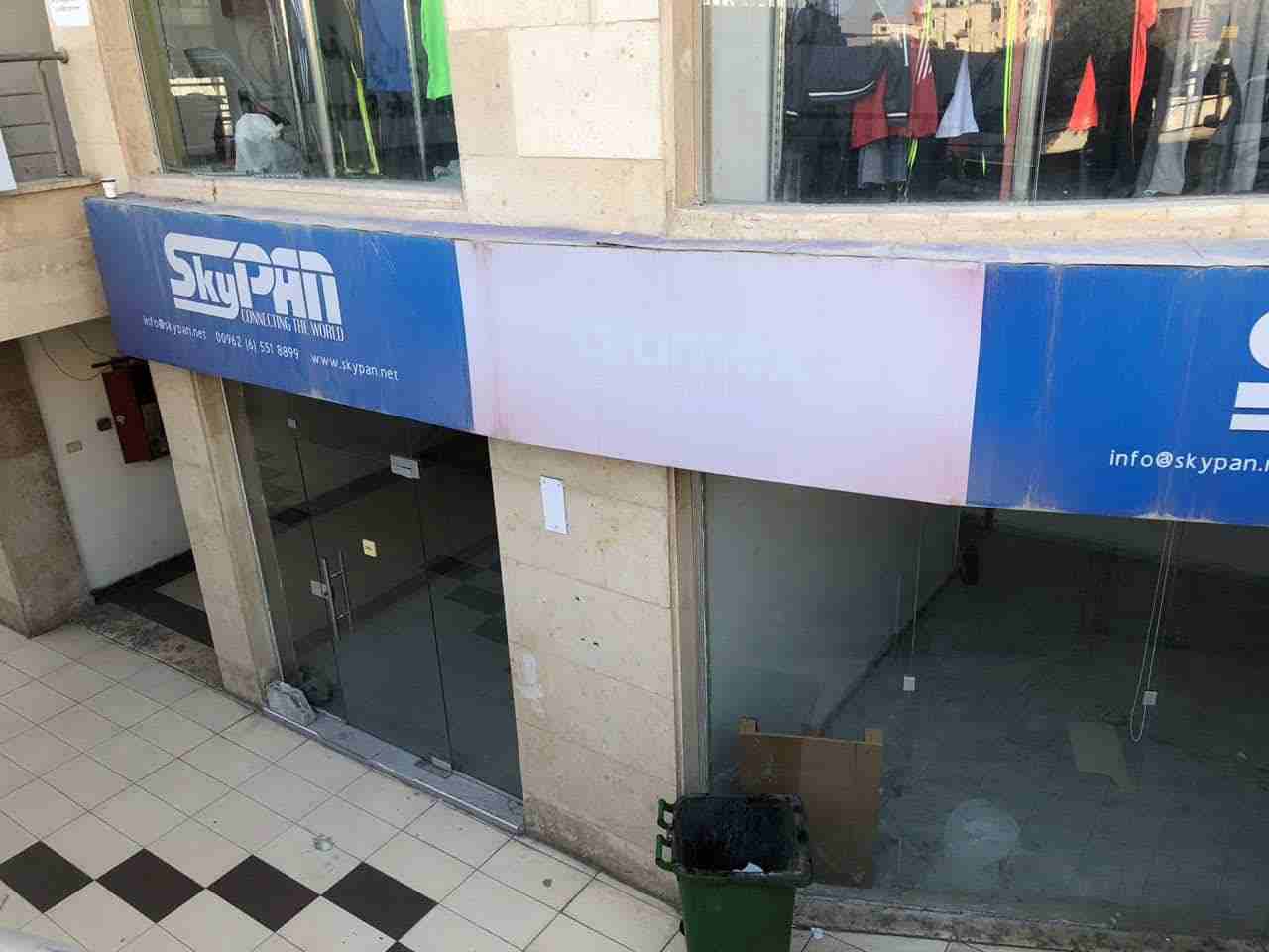 محل للايجار في شارع الجاردنز
مجمع جاردنز أفينيو / إشارة السيرك
مساحته 48م بابين/ يوجد حمام ومطبخ
شبه ارضي 1-
يصلح لمكتب / شركة / مطبعة / مطعم (اذا توفر الترخيص) او غيرها.
للاستفسار : 0795257013
الاي...