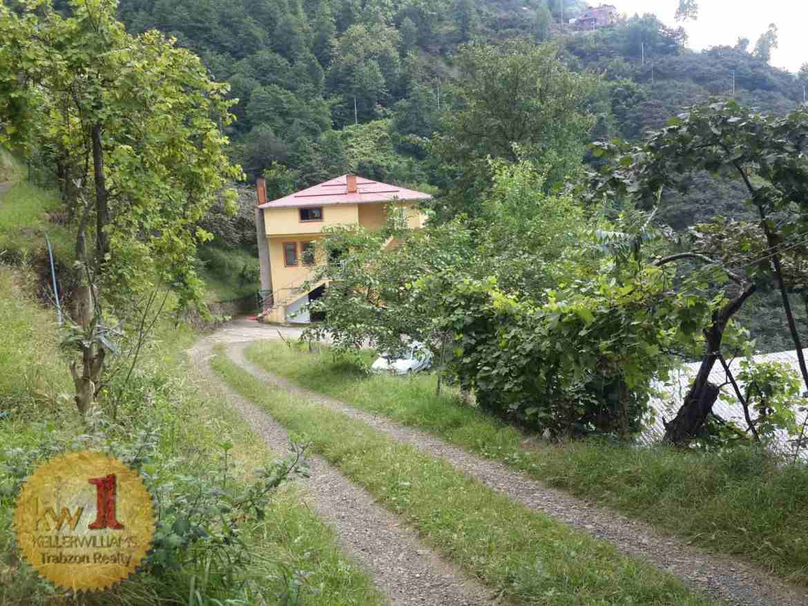 بيت ريفي مع مزرعة للبيع في طرابزون
مزرعة بندق مساحة 24000 متر مربع
إنتاجية المزرعة تقدر بحوالي 4 طن من البندق سنويا.
تحتوي على منزل مكون من 3 طوابق.
الطابق الأرضي عباره عن غرفتين وصاله بمساحة 100م
الط...