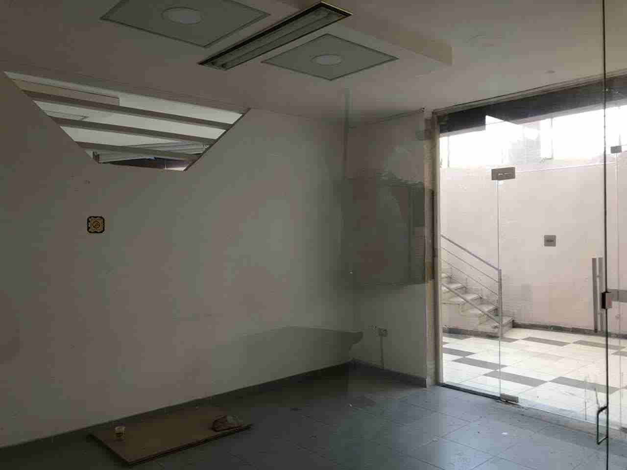 محل للايجار  في شارع الجاردنز
مجمع جاردنز أفينيو / إشارة السيرك
مساحته 48م بابين/ يوجد حمام ومطبخ 
شبه ارضي 1-
يصلح لمكتب / شركة / مطبعة / مطعم (اذا توفر الترخيص) او غيرها.
للاستفسار : 0795257013
الاي...