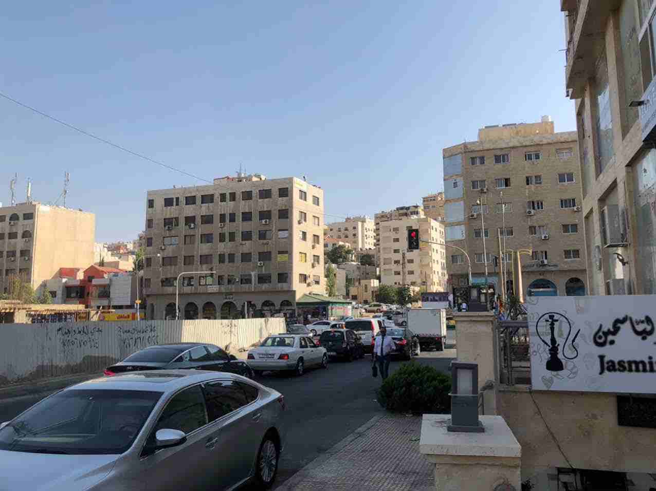 محل للايجار في شارع الجاردنز
مجمع جاردنز أفينيو / إشارة السيرك
مساحته 48م بابين/ يوجد حمام ومطبخ
شبه ارضي 1-
يصلح لمكتب / شركة / مطبعة / مطعم (اذا توفر الترخيص) او غيرها.
للاستفسار : 0795257013
الاي...