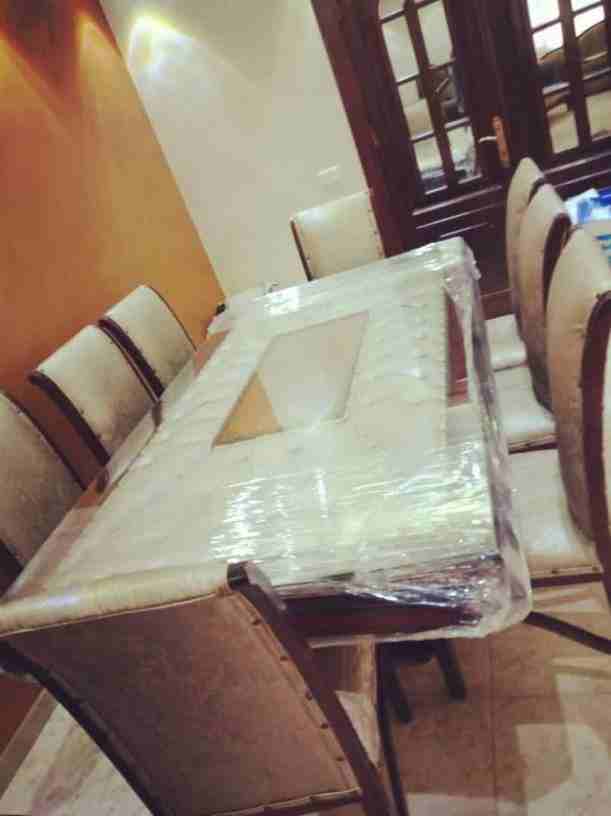 سفرة 8 مقاعد خشب  زان ثقيل .. غير مستعمل نهائيا بسعر مغري جدا ..  بداعي السفر 
0772451873