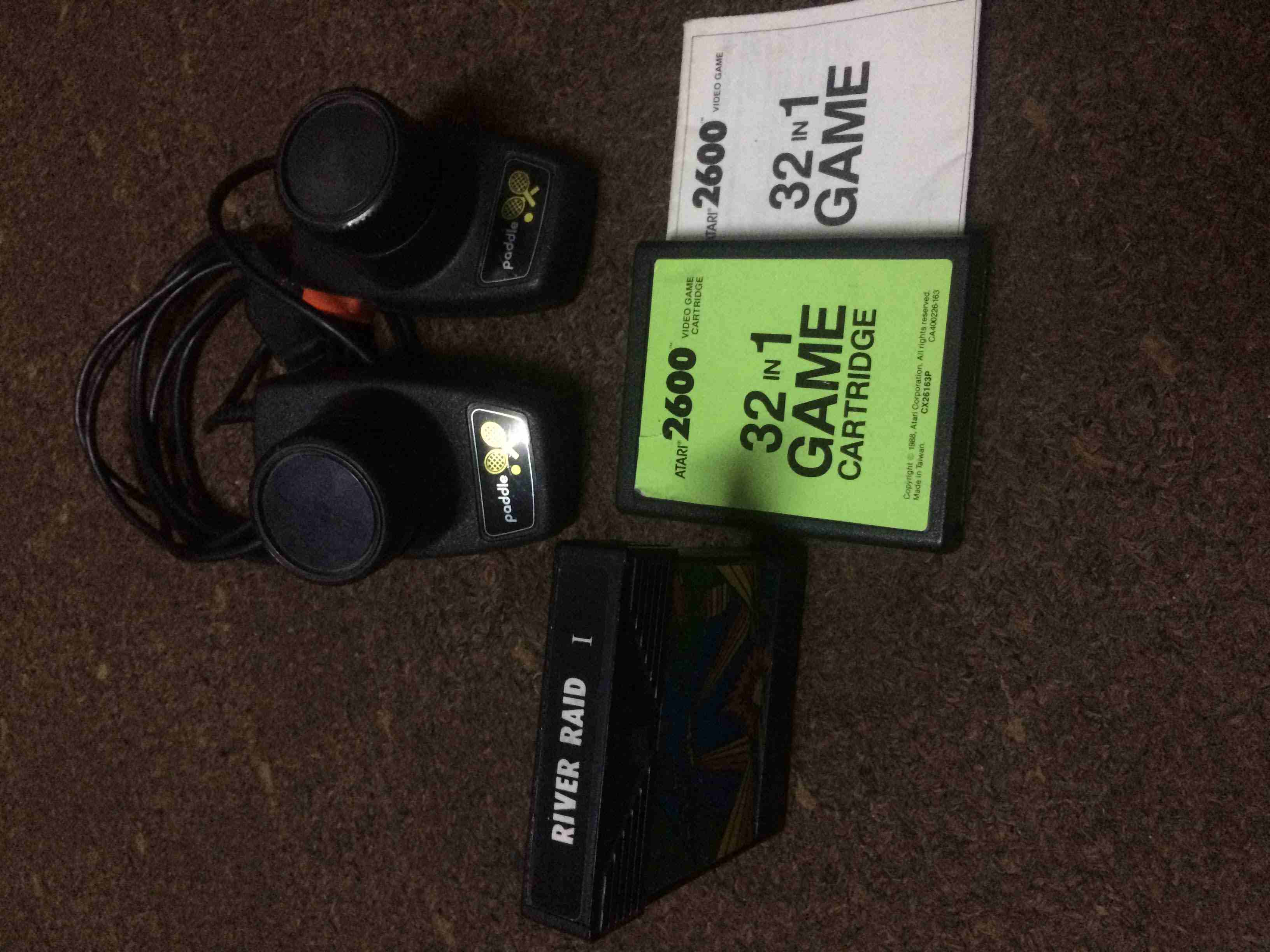 العاب جهاز atari 2600 + يدات تحكم أصلية paddle atari 2006 أتاري سعرالشريط الواحد 5 دنانير و يد التحكم الأثنتين مع بعض ب 5 دنانير للتواصل رسائل التطبيق أو على الرقم 0777187714 او واتس على نفس الرقم عما...