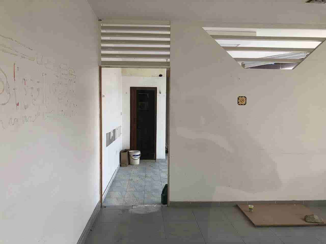 محل للايجار في شارع الجاردنز
مجمع جاردنز أفينيو / إشارة السيرك
مساحته 48م بابين/ يوجد حمام ومطبخ
شبه ارضي 1-
يصلح لمكتب / شركة / مطبعة / مطعم (اذا توفر الترخيص) او غيرها.
للاستفسار : 0795257013
الاي...