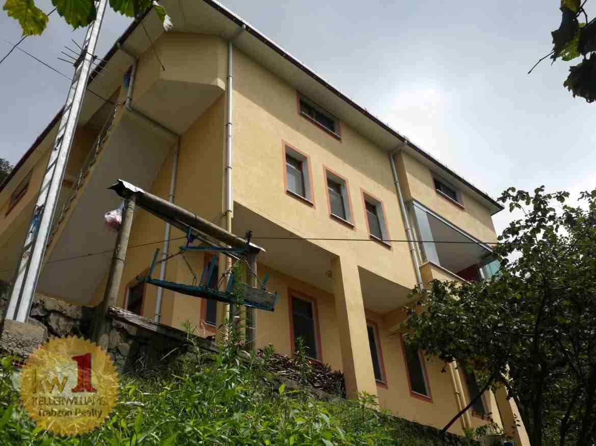 بيت ريفي مع مزرعة للبيع في طرابزون
مزرعة بندق مساحة 24000 متر مربع
إنتاجية المزرعة تقدر بحوالي 4 طن من البندق سنويا.
تحتوي على منزل مكون من 3 طوابق.
الطابق الأرضي عباره عن غرفتين وصاله بمساحة 100م
الط...