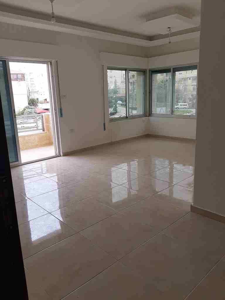 أم السماق قرب شارع المدينة المنورة موقع رائع سكنى استثمارى ممتاز 100م طابق أول 2نوم 2حمام صالون مطبخ بلكونه بورسلان مصعد كراج تأسيس تدفئة لم تسكن سوبر ديلوكس بسعر 82ألف للمراجعة أبوريان 0799999238