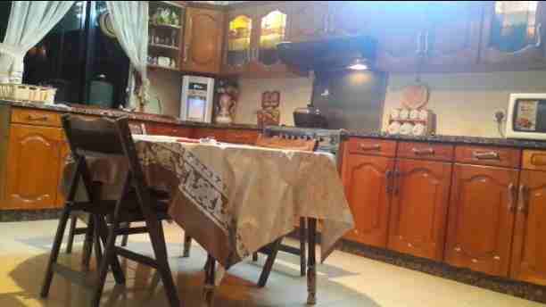 شقه طابق ٣ مشمس للبيع في الجاردنز ٣نوم ٣حمام مطبخ