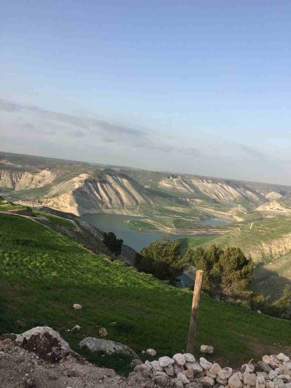 أرض للبيع في شمال المملكة ، مطلة على سد الوحدة