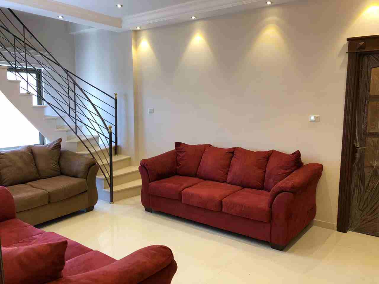 #شقة دوبلكس ملوكيه مساحة 200م + روف مساحة 150م +3 غرف نوم (واحده ماستر ) في اجمل مناطق #الرابية تتميز بالاطلالة الدائمة
مواصفات الشقة :
1- الارضيات رخام اورينتال تلميع كامل كريستال و بورسلان 60*60 ا...