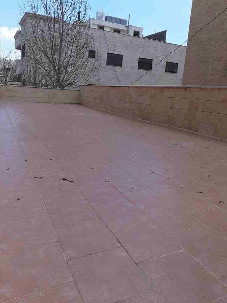 خلدا موقع رائع مميز 230م شقة فارغة للايجار السنوى  شبه تسويه جنوبيه مشمسة بالكامل  3غرف نوم 3حمام صالون واسع سفرة معيشة مستقلة مطبخ راكب غرفة خادمة  تدفئة ومكيف زجاج دبل سوبر ديلوكس بايجار سنوى 6500دي...