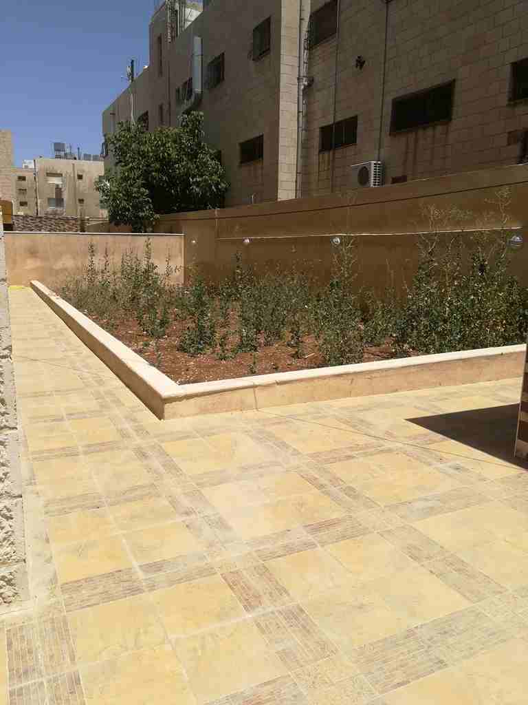 أم السماق شقة للبيع طابق أرضى  مدخل مستقل كراج خاص تراسات وحديقة وغرفة اضافية 22م بالحديقة خارج مساحة الشقة  3نوم 3حمام صالون معيشة مطبخ زجاج دبل جلاس أباجور كهرباء تشطيبات سوبر ديلوكس جديدة لم تسكن ب...