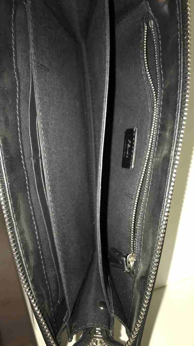 FENDI Clatch bag
لا تنسَ أنك شاهدت هذا الإعلان في عنكبوت
Use very little as shown in the picture...
