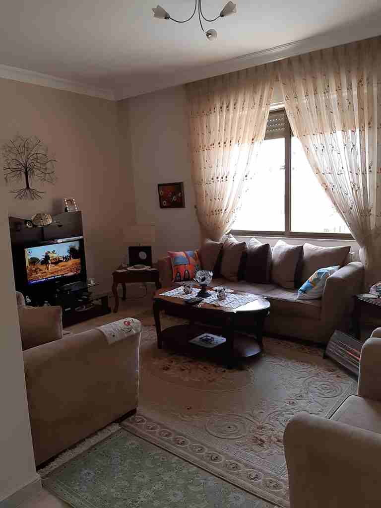 خلدا موقع رائع قرب الخدمات 110م مقسمه بطريقة ممتازة واستغلال كل سم تشعرك أن المساحة أكبر من الواقع مفروشة بالكامل 3غرف نوم 3حمامات صالون سفرة مطبخ راكب مصعد كراج تدفئة بلكونه مطله مخزن خاص للشقة سوب...