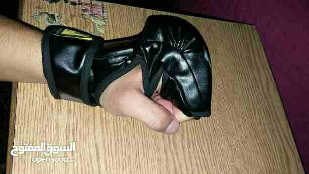قفازات MMA غير مستعملة بحالة جيدة للبيع
