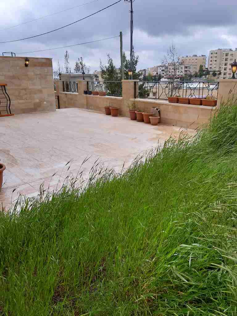 تلاع العلى موقع رائع أرضية دوبلكس درج داخلى مساحتها 262م طابق أرضى وأول 4نوم 4حمام صالون سفرة معيشة مطبخ راكب رخام زجاج دبل جلاس تدفئة ومكيف غرفة خادمة مع حمام وكراج ومصعد بناء 5سنوات بسعر 185ألف نهائ...