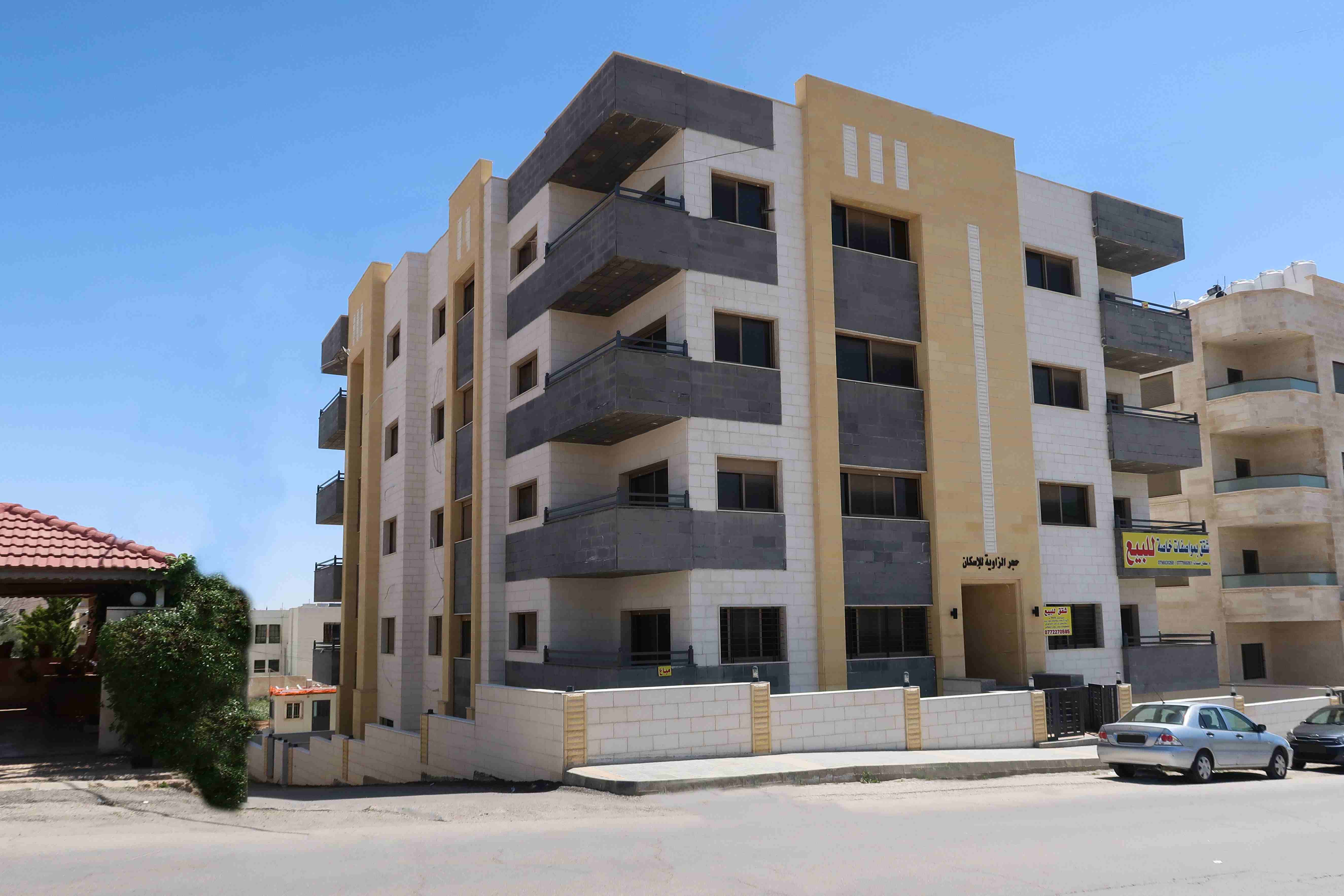 شقق مميزة للبيع في مادبا - حنينا 

مواصفات الشقة:
 المساحة تقريباً 147 - كراج لكل شقة - غرفة نوم ماستر وغرفتين نوم - ثلاثة حمامات - مطبخ - صالون وسفرة وجلوس - بلكون - تدفئة مركزية تعمل على الغاز - تأس...