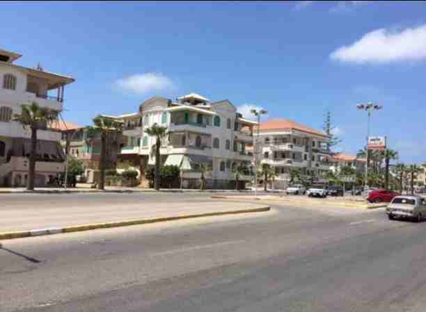 شقة مميزة الموقع وفيو مفتوح برأس البر
٣ غرف كبيرة بالدور الثاني علوي قبلي غربي اول نمرة على شارع بور سعيد 
العنوان شارع ٨١ عشة ١١ وتطل على شارع ٨٢ وشارع بور سعيد 
من المالك مباشرة بدون وسيط ب ٩٧٥٠٠٠ ج...