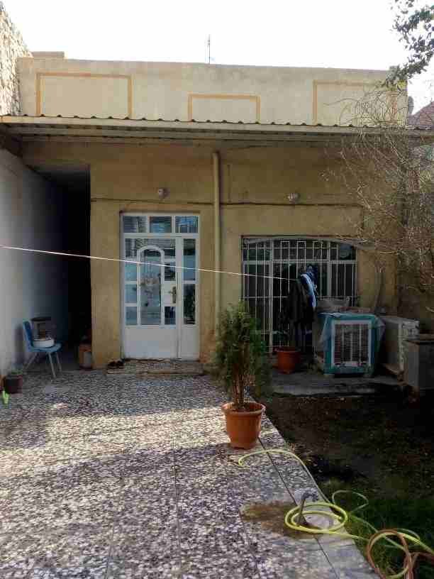 للبيع بيت طابو ملك صرف بالشعب نهاية الفورتات مساحتة ١٥٠ متر يحتوي على/ گراج،حديقة،استقبال،هول،حولي،مطبخ فرفوري،صحيات سيراميك،ترك خلفي.... ط٢ يحتوي على غرفة كبيرة،سطح شتايگر ومخزن . للجادين الاتصال ومج...
