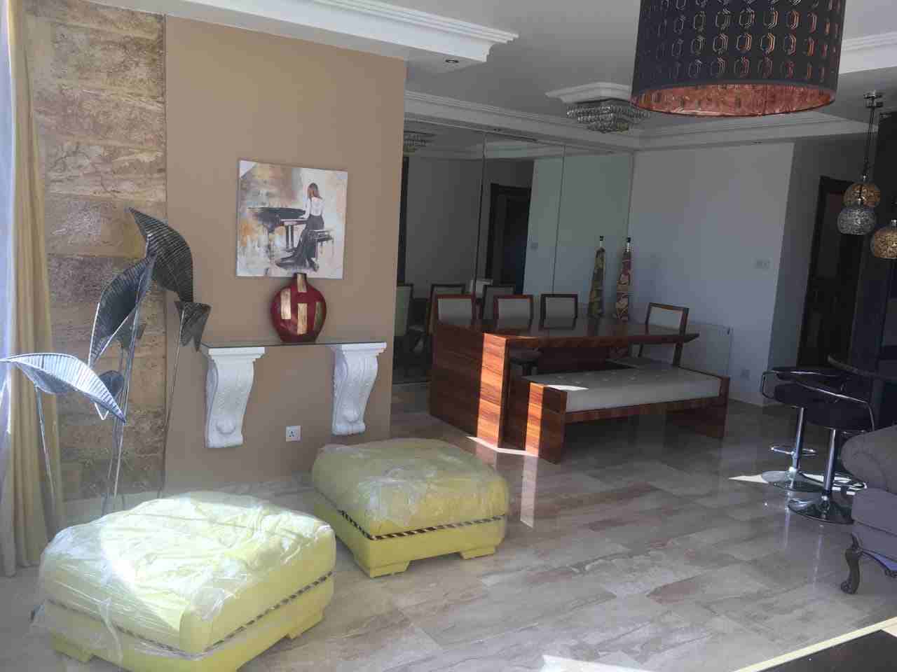شقة مفروشة سوبر ديلوكس للبيع في عبدون مقابل السفارة البريطانية
مساحة 200 م طابق ثاني اطلالة رائعة 
  مكونة من 3 غرف نوم (1 ماستر) &ndash; 3 حمام &ndash; مطبخ &ndash; صالون 
اثاث فاخر &ndash; المطبخ مج...