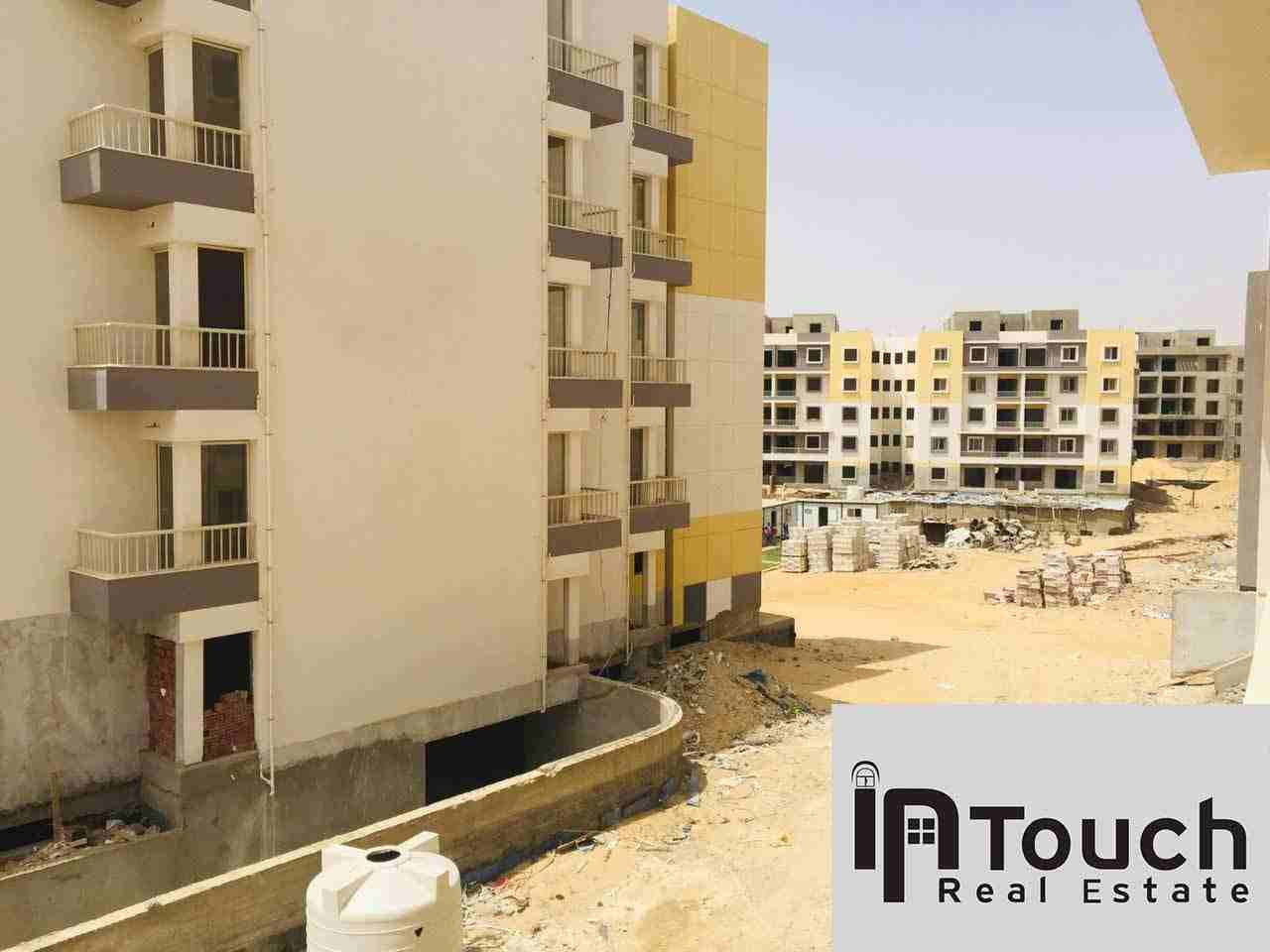 استثمر فلوسك في كمباوند الرياض في منطقة حيوية شاملة جميع الخدمات في القاهرة الجديدة.
يمكن الوصول للمشروع من طريق السويس او من طريق امتداد الرحاب و محور السادات.
الشقة مقسمة الى 3 غرف-2حمام-ريسبشن- مطب...