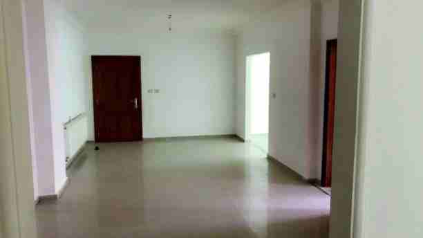 شقة للبيع - طابق اول - في جبل الزهور مساحة 170 متر مربع بالقرب من دوار الزهور ، 
3 غرف نوم، واحدة ماستر / 2 حمام / غرفة معيشة كبيرة / صالون / برندة / مطبخ خشب راكب /تدفئة ، حديد حماية للشبابيك والابوا...