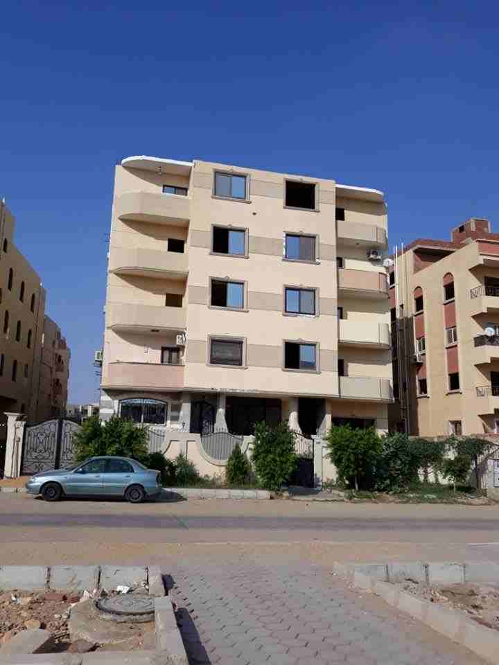 ** بالمنطقه الاولى عمارات**

شقه 165 م اماميه بحريه بالدور التالت بعد الارضى عباره عن :
( 3غرف + 2 حمام + ريسيبشن + مطبخ + تراس )

موقع مميز وقريبه من طريق الحريه ومركز المدينة 
ونادى الشروق ونادى جري...