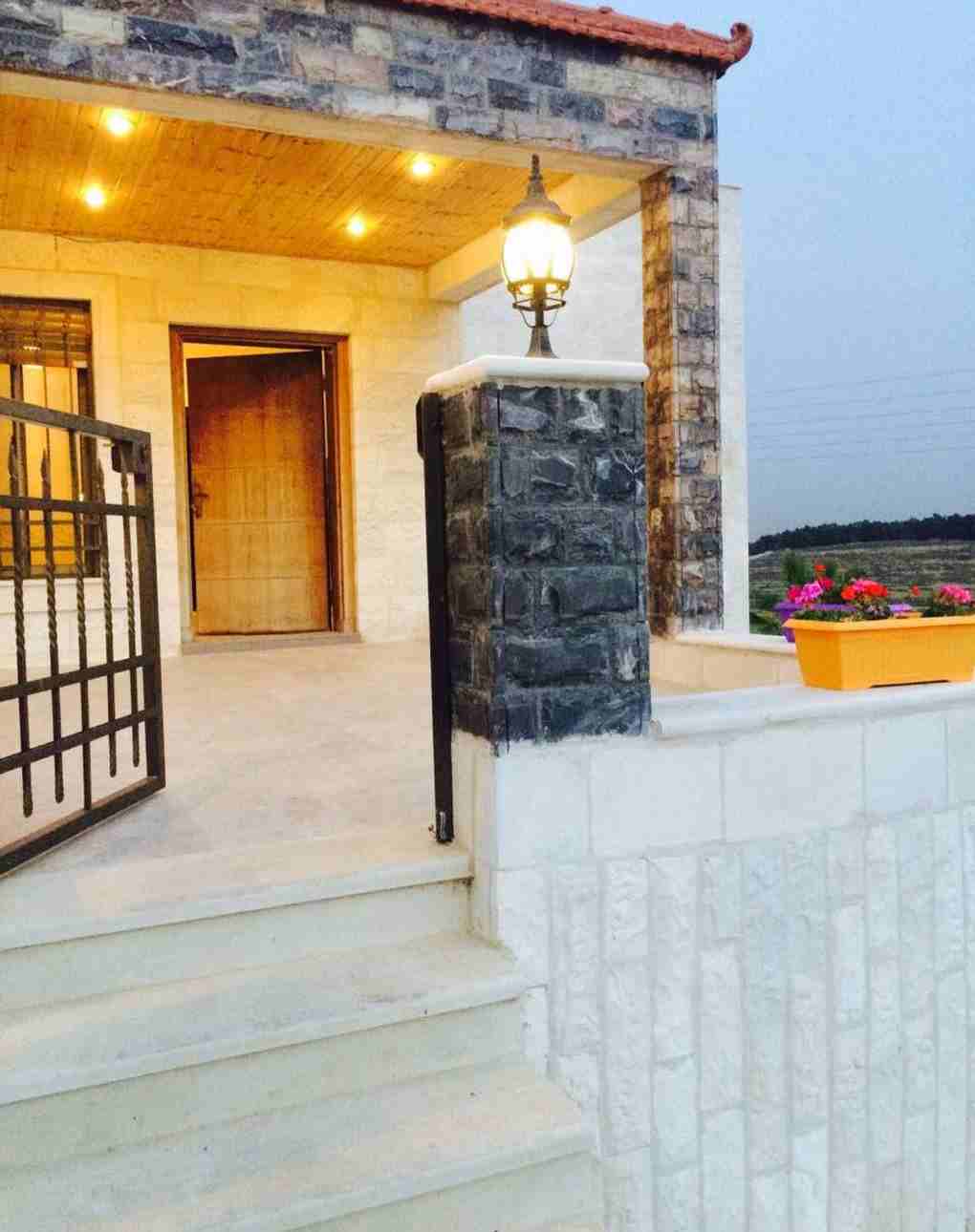 فيلا سوبر ديلوكس للبيع في شارع السلام مرج الحمام 
مساحة البناء: 650 م٢ ثلاث طوابق
مساحة الأرض: 500 م٢
تشطيب سوبر ديلوكس مكونه من طابقين و روف منفصلين بشقق
أطلاله خلابه مميزه في اعلى القمم موقع فلل خاص...