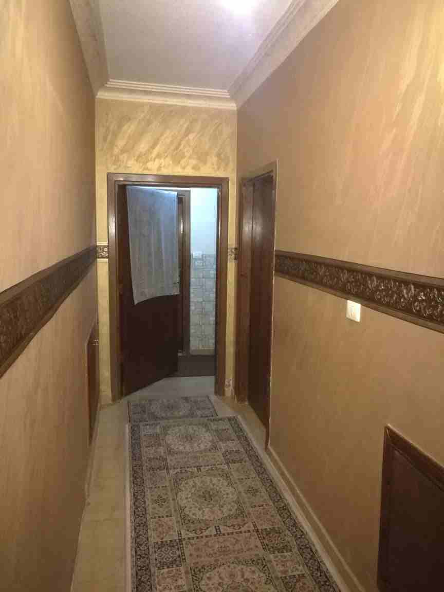 شقة للبيع في ضاحية الرشيد خلف مدارس المنهل على شارعين خلف نادي ضباط الدفاع المدني
المساحة 225 م 
شبه تسوية لها مدخلين مهوية وواصلها الشمس
مكونة من 5غرف (1 ماستر) و 4 حمامات
مطبخ مقتوح نظام امريكي &nda...