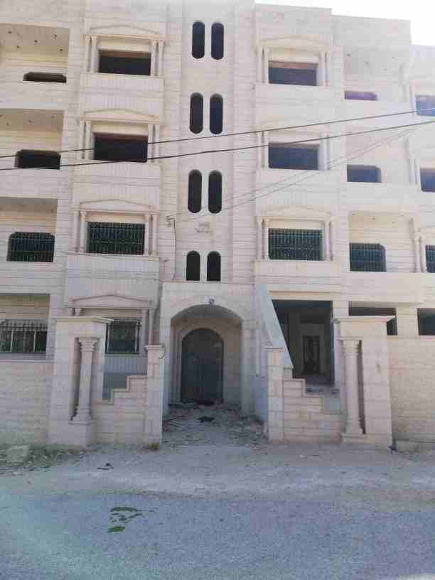 عمارة فخمة جدا قيد التشطيب للبيع باسكان المالية والزراعة / تبعد عن شارع الحرية ودوار مستشفى الحمايدة ١٠٠٠م 

مسطح الارض ١٠٠٠م 
مسطح البناء ١٤٤٠م 
مكونة من سبع شقق / مسطح الشقة ١٧٠م 
حجر سطح معان 
الاس...