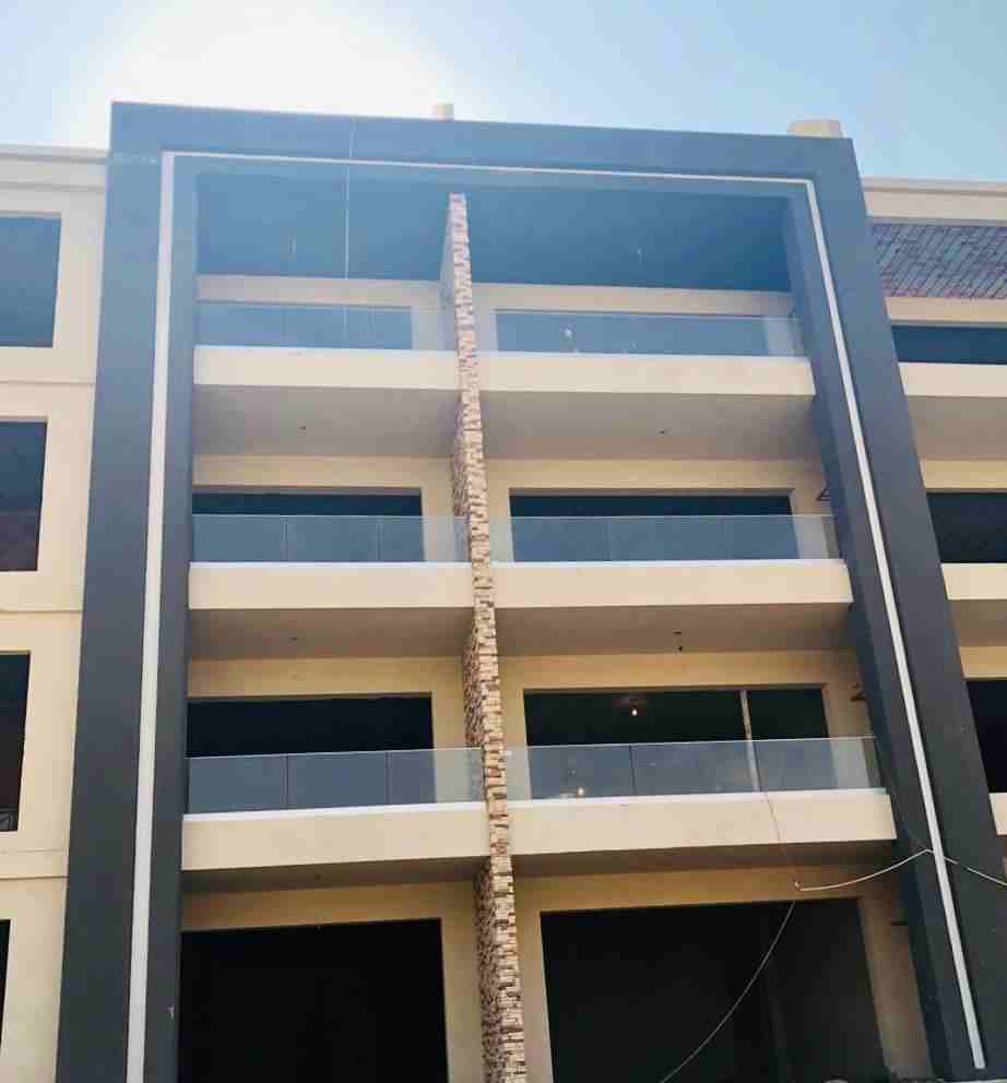 امتلك شقة دور ارضي مساحة 175 متر بحديقة خاصة 70 متر في كمباوند  Midtown New Cairo في القاهرة الجديدة.
الشقة مقسمة الى:
  3 غرف نوم
3 حمامات
 مطبخ 
 غرفة ملابس 
3 غرف استقبال.
الشقة استلام فوري بميزة د...