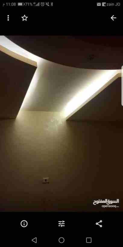 شقة شبه أرضي للبيع مكونة من 3 نوم واحد ماستر ويوجد في حمام الماستر جاكوزي غرفة ضيوف مع سفرة واسعة جدا غرفة معيشة تتسع لـ طقمين كنب مطبخ خشب بلوط صولد لون خمري حديقة واسعة جدا جدا جدا ومحجرة يعني الحيط...