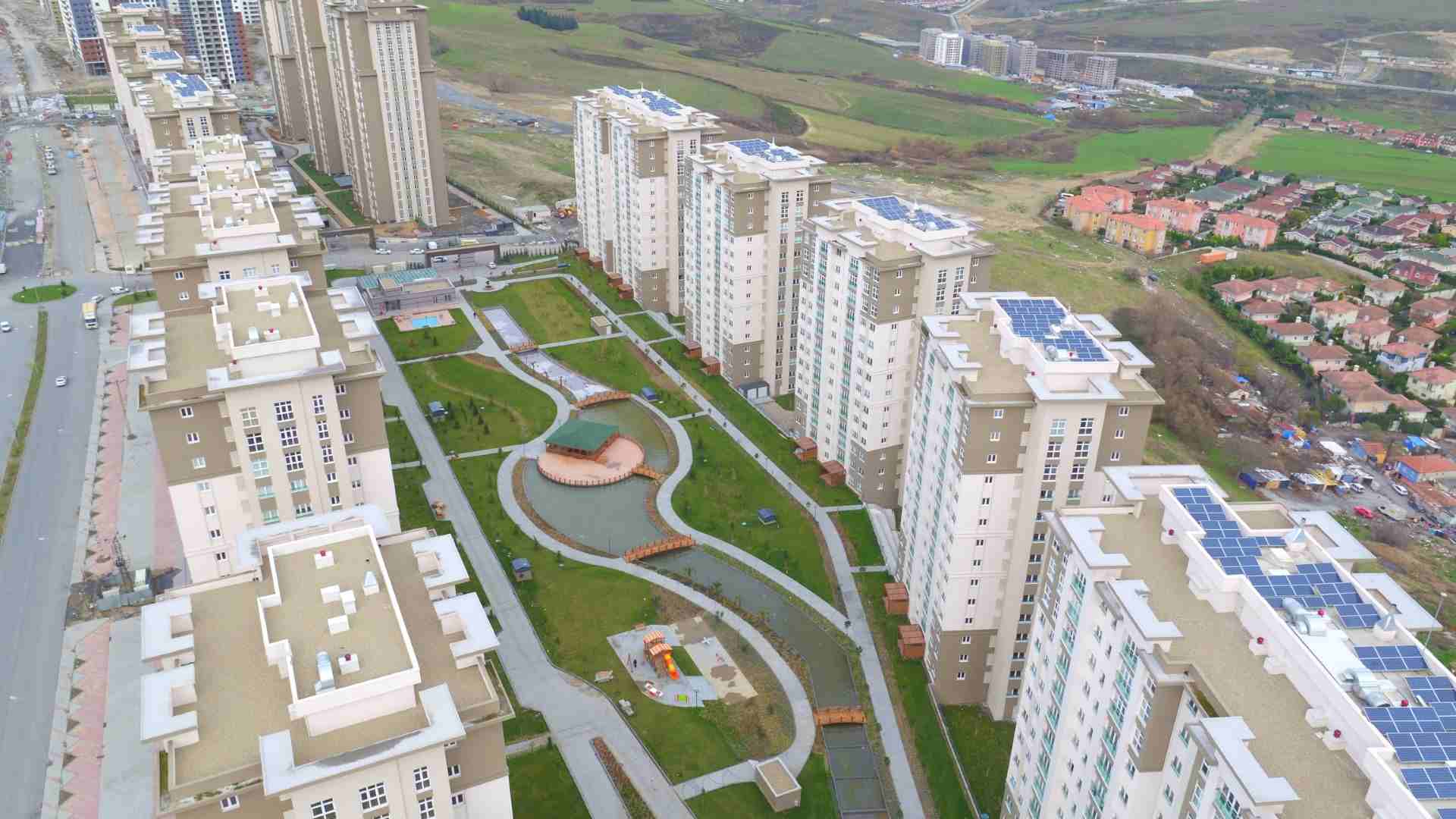 يتم بناء المشروع في 12 مبنى

على مساحة 41.000 متر مربع 

على طريق Hadimkoy Hosdere في Istanbul Basaksehir Industrial Quarter. 

يتضمن المشروع 1،095 مسكن و 81 وحدة تجارية.

يتكون المشروع من شقق 1 + 1 و...