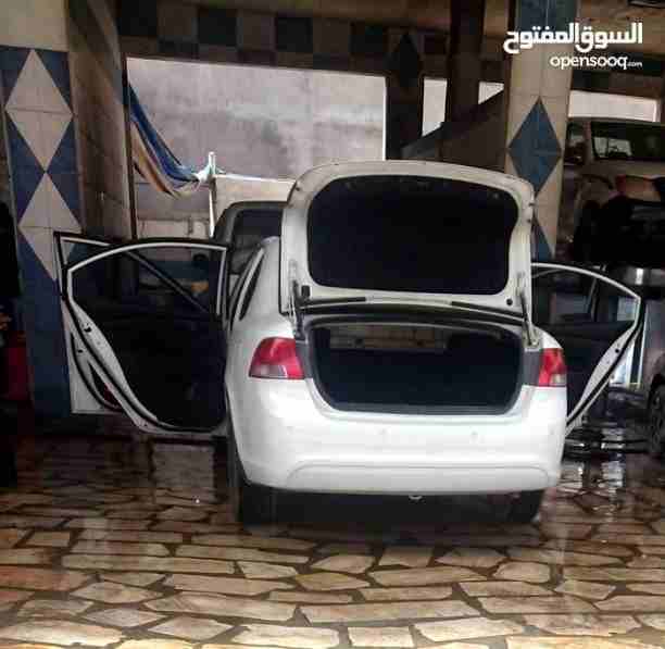كيا لوتزي 2009 محول 
فحص 7 جيد
ماتور 2000cc قوي واقتصادي بمشي داخلي 180 وخارجي 240 
قير توماتيك /تب ترونك 
نظام eco لتوفير البنزين 
مكيف حامي بارد 
فورمايكا بتابلو
كراسي جلد اسود شركة 
اضائة د...