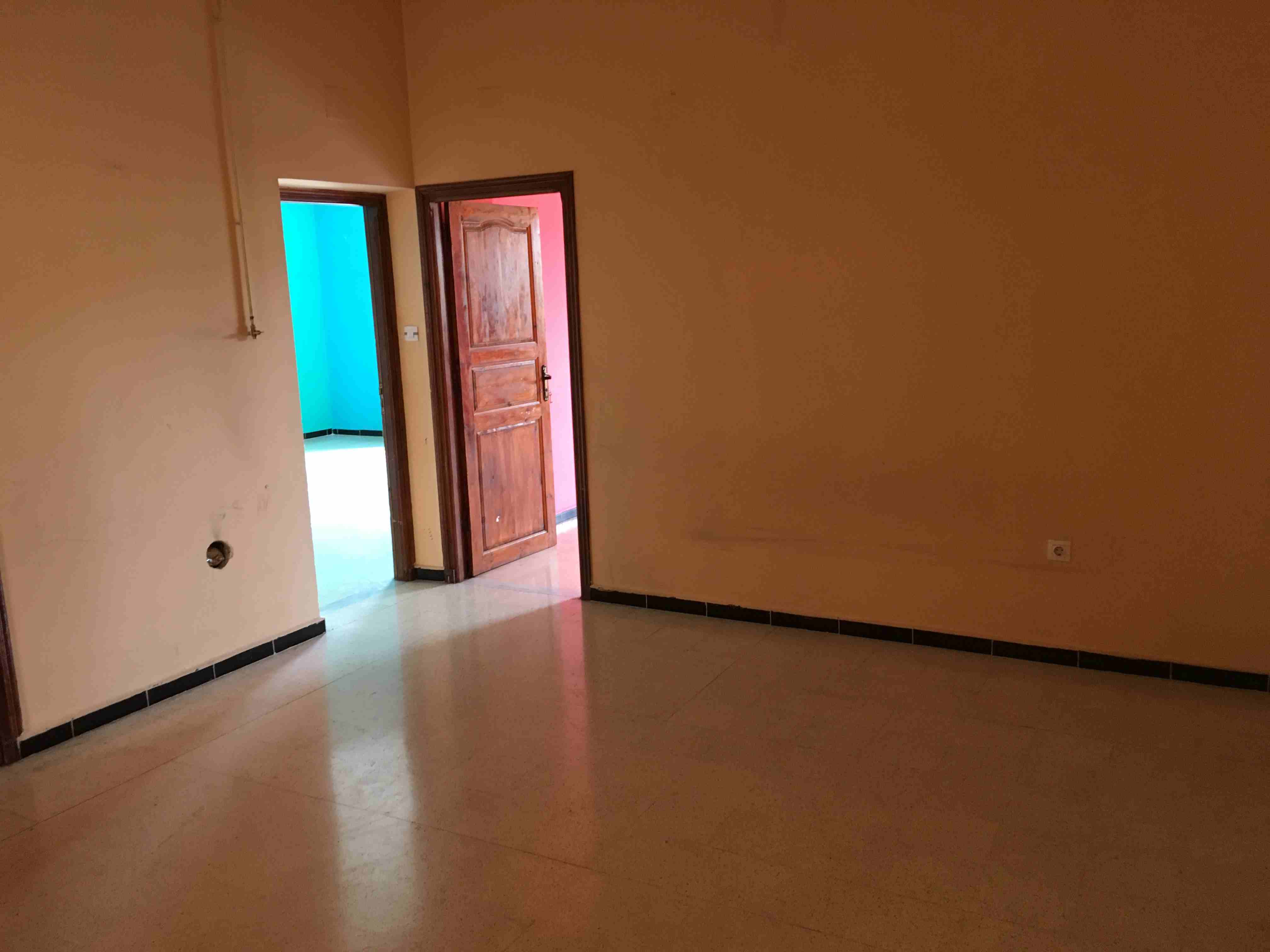 طابق للكراء في الجزائر العاصمة القبة
4 غرف....
 مقابل الطريق للسريع دار البيضاء بن عكنون 
موقع تجاري ......
0661610414
