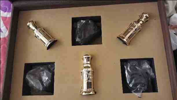 مجموعة عطر عود فاخر +بخور من نفس العود للبيع للاستفسار 0797915418