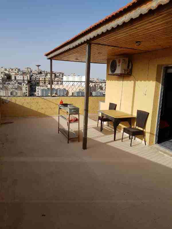شقة مميزة طابق ثالث مع روف مطلة للبيع بالجاردنز بداعى السفر بسعر مميز سوبر ديلوكس الجاردنز موقع مميز طابق ثالث 186م وروف 70م مع تراس مجموع الغرف 4نوم و4حمام صالون سفرة معيشة مطبخ بلوط من العالمية ل...