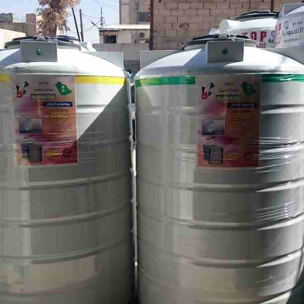 مصنع البوابة الذهبية لخزانات المياه البلاستيكية بأحجام مختلفة تتكون من طبقتين وثلاث طبقات مصنعة من مادة البولي ايثلين المعتمدة عالميا في صناعة خزانات مياه الشرب الطبقة الخارجية باللون الابيض لمنع امتص...
