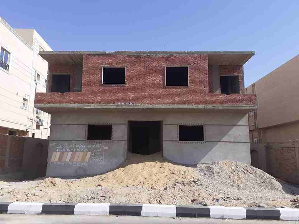 بالحي التالت شرق " فيلات "

موقع مميز يطل علي ميدان واسع وحديقه وقريبه من طريق الاوسط وطريق الحريه

شقه 170 م اماميه بحريه عباره عن :
( 3غرف + 3 حمام + ريسبشن+ مطبخ + تراس )

عرض لفتره محدود...