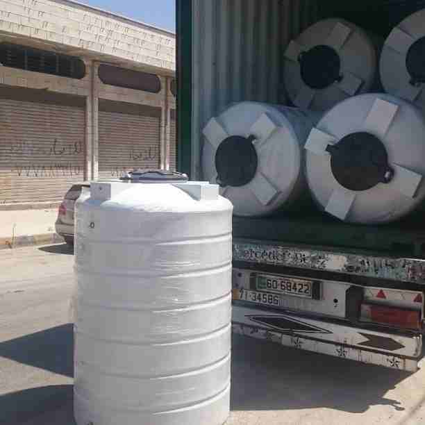 مصنع البوابة الذهبية لخزانات المياه البلاستيكية بأحجام مختلفة تتكون من طبقتين وثلاث طبقات مصنعة من مادة البولي ايثلين المعتمدة عالميا في صناعة خزانات مياه الشرب الطبقة الخارجية باللون الابيض لمنع امتص...