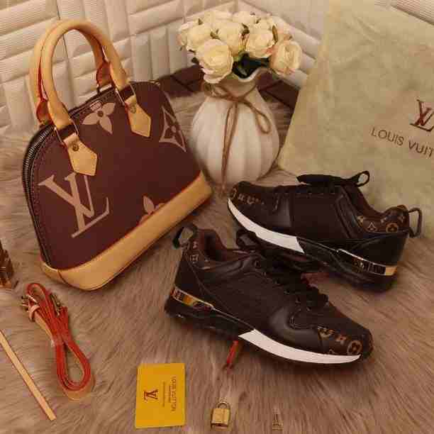 اقوى العروض 🎊

🌹 شنطه نسائيه ماركة كوتش حجم وسط بجوده عاليه مع حبل كتف طويل

🌹شوز سبورت ماركة قوتشي بجوده عاليه مقاسات من *36 الى 41*

🌹تيشيرت نسائي ماركة كوتش نص كم هاي ويست مع ربطة خصر