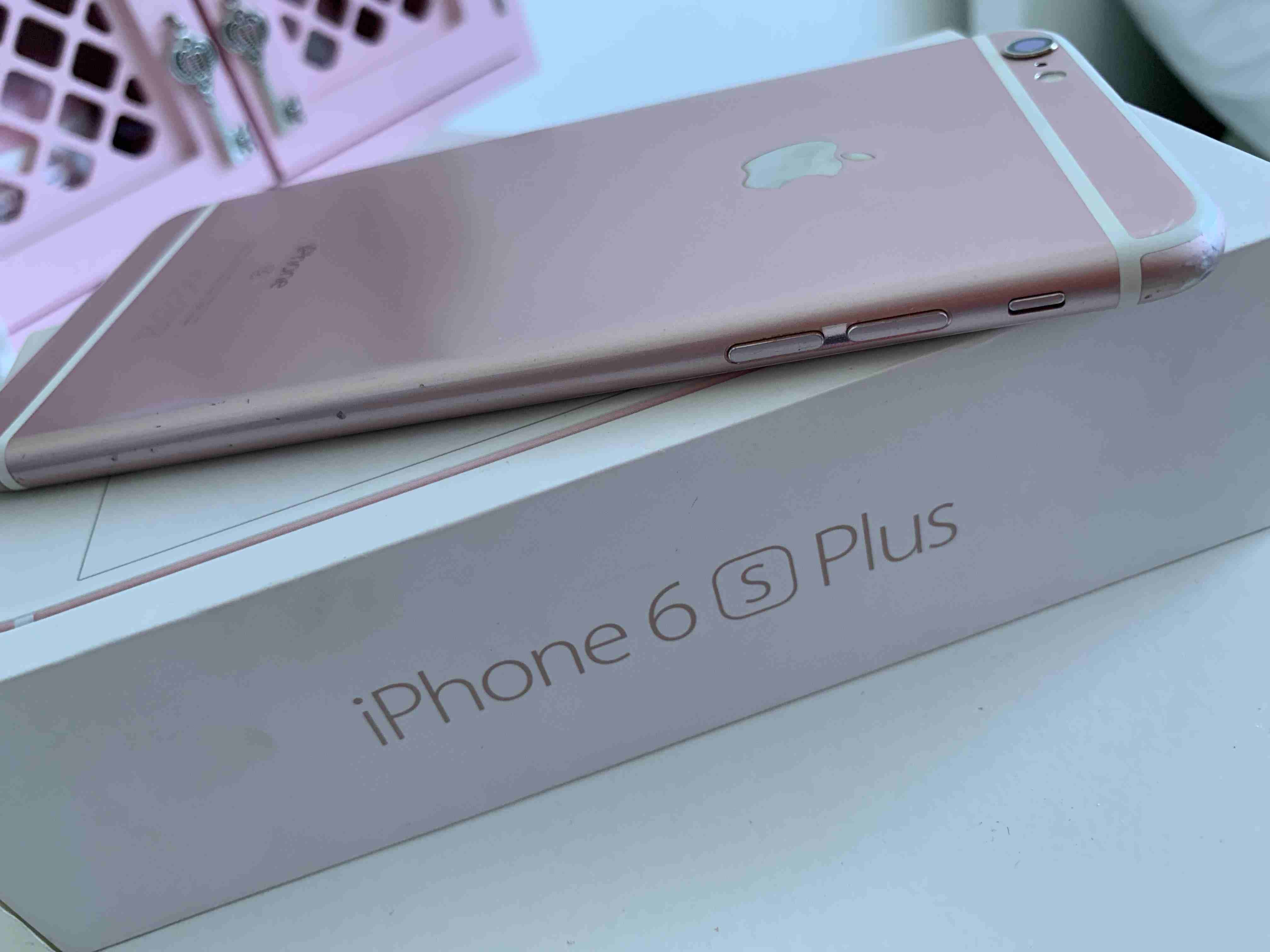 تلفون iphone 6s plus golden rose مستعمل مع كرتونته بدون شاحن ولا سماعات،، للبيع بسعر 160 دينار.