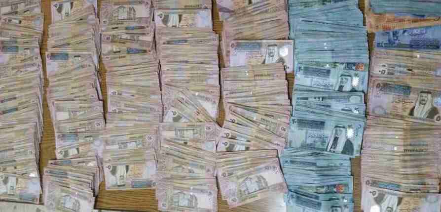 ثلاث شيكات بنكيه بقيمه 45000 الف دينار
للبيع ب 30000 الف دينار 
كل شيك 15000 دينار 
تاريخ الصرف كل شهر 15  الف دينار 
من سنه 2020 شهر 1-2-3
الشيكات نضاف وما عليهم شي روح اسأل البنك 
ارقام الشيكات 8-9-...