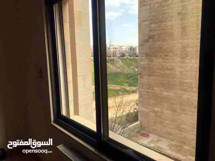 شقة للبيع - حي الكرسي عمان
شارع الحارث بن قيس
عمارة رقم 41
مساحة الشقة: 189 م2
.الشقة مكونة من 3 غرف نوم واحدة منهم ماستر - صالون - غرفة ضيوف - مطبخ راكب - ثلاث حمامات - غرفة خادمة - بلكونة واسعة...