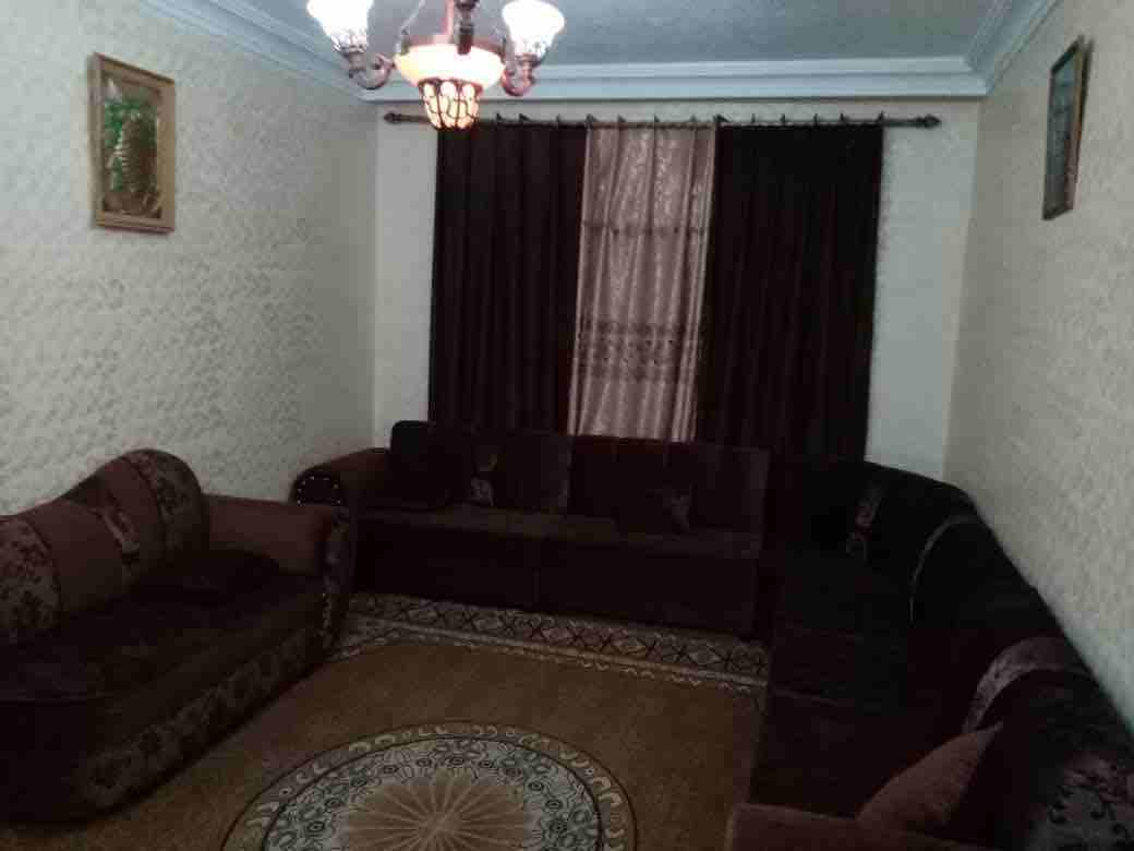شقة للبيع قرب مديرية الصحة بناء حجر ٤ غرف وصالة مطبخ راكب حمامين يوجد تراس ومكيف قريبة من الخدمات للاستفسار الاتصال بالرقم التالي