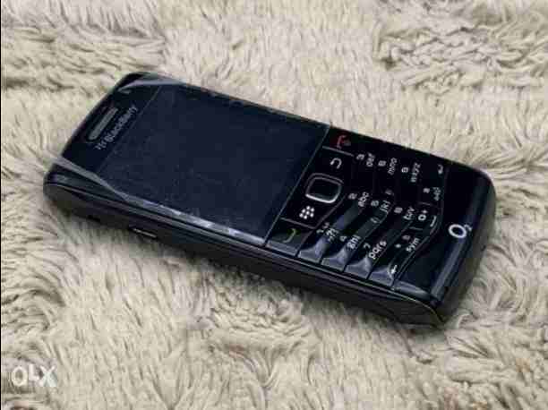 بلاك بيري pearl 9105 
منزلتش مصر 
فيها لغه عربيه  لكن الكي باد إنجليزي فقط
كما موضح بالصور 

جديده زيرو متحطش فيها شريحه نهائي 
بلزقه الشاشه والكاميرا 

من النوادر 

معاها البطاريه والشاحن الاصلي فقط...
