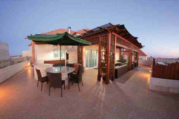 فيلا فخمه وفاخره مستقله للبيع بدابوق البناء1000متر بناء خاص جدا 5نوم مسبح مصعد تدفئه تحت البلاط لم تسكن الاسنه وحده حجر سطح معان معزوله بالكامل جاكوزي ساونا وبخار بسعر مغري
للاستفسار 0785186912