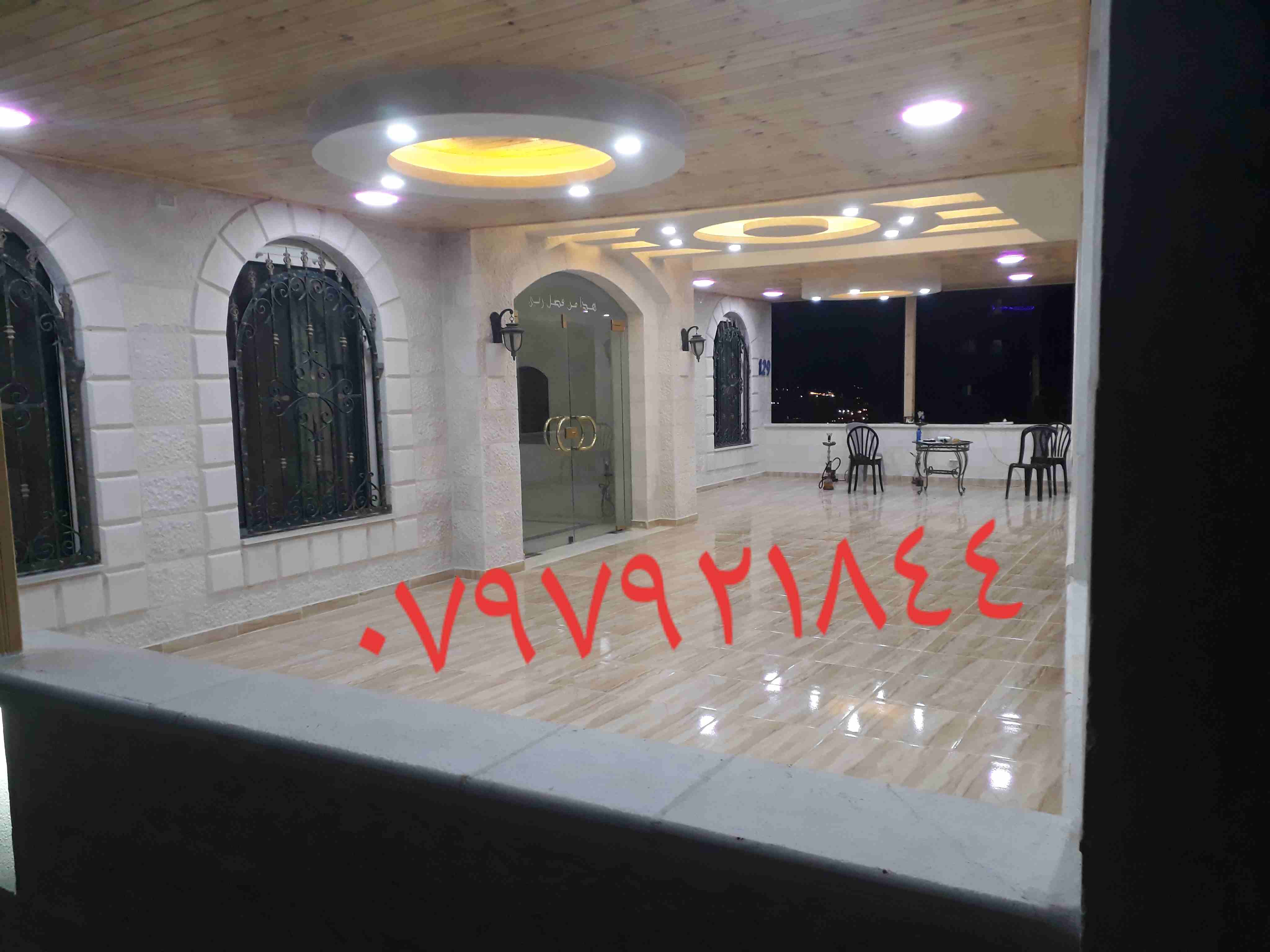 كهربائي كهربجي فني كهربائي متنقل 
لكافة الاعمال الكهربائية تمديدات صيانة أعطال تركيبات ثريات تمديد و تركيب اباريز سيارات الشحن وجميع انواع الإنارات و الصيانة عامة .
خدمة 24 ساعة . 0797921844