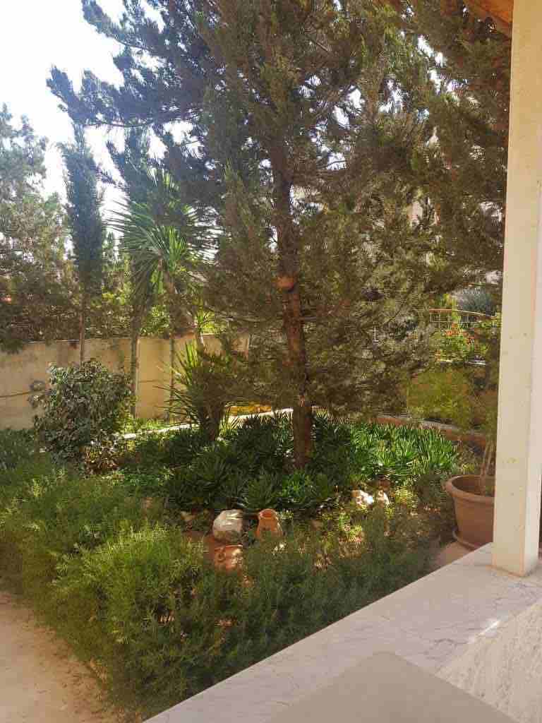 شبه فيلا للبيع في ضاحية الرشيد مكونة من طابقين وفي الطابق الثالث غرفة نوم ماستر وسطح مبلط ويجد حديقة في الطابق الثاني و يوجد حديقة اماميه مع نافورة وكراج معطى يتسع لي ثلاث سيارات 
متوفر تدفئة وسخان شم...