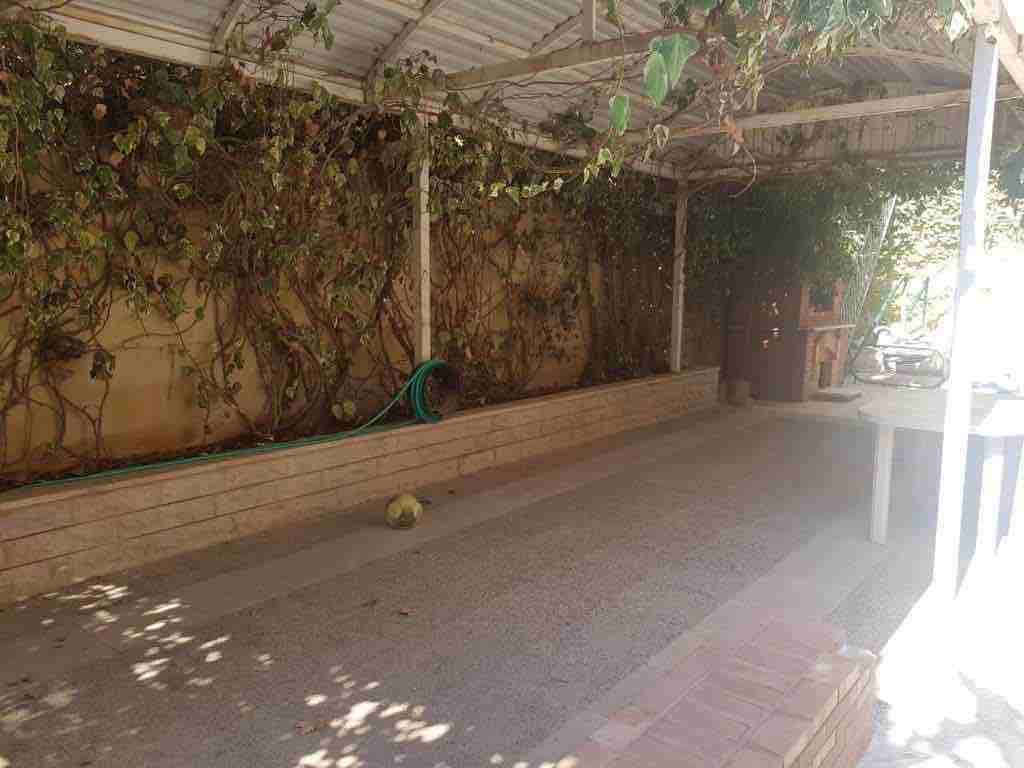 شبه فيلا للبيع في ضاحية الرشيد مكونة من طابقين وفي الطابق الثالث غرفة نوم ماستر وسطح مبلط ويجد حديقة في الطابق الثاني و يوجد حديقة اماميه مع نافورة وكراج معطى يتسع لي ثلاث سيارات
متوفر تدفئة وسخان شم...