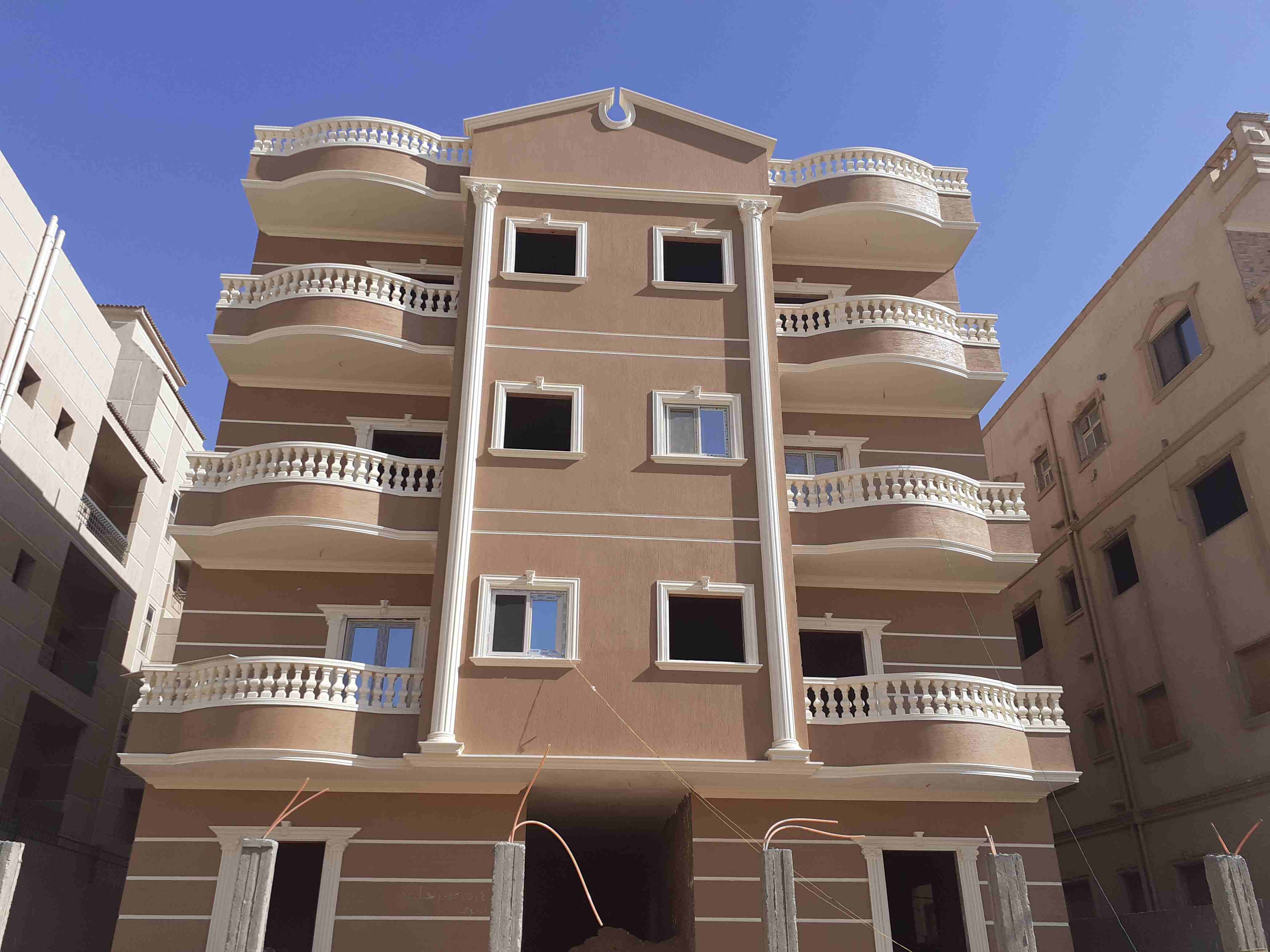 بارقي المواقع #مدينة_الشروق .. بالمنطقه السابعه
باسعـــــــــــــــار زماااااااااااااااااااان

شقه 170 م امامي بالدور الاول
عباره عن : (3 نوم + 2حمام + رسيبشن + مطبخ + تراس )

تسليم فوري للشقة ... ( ن...