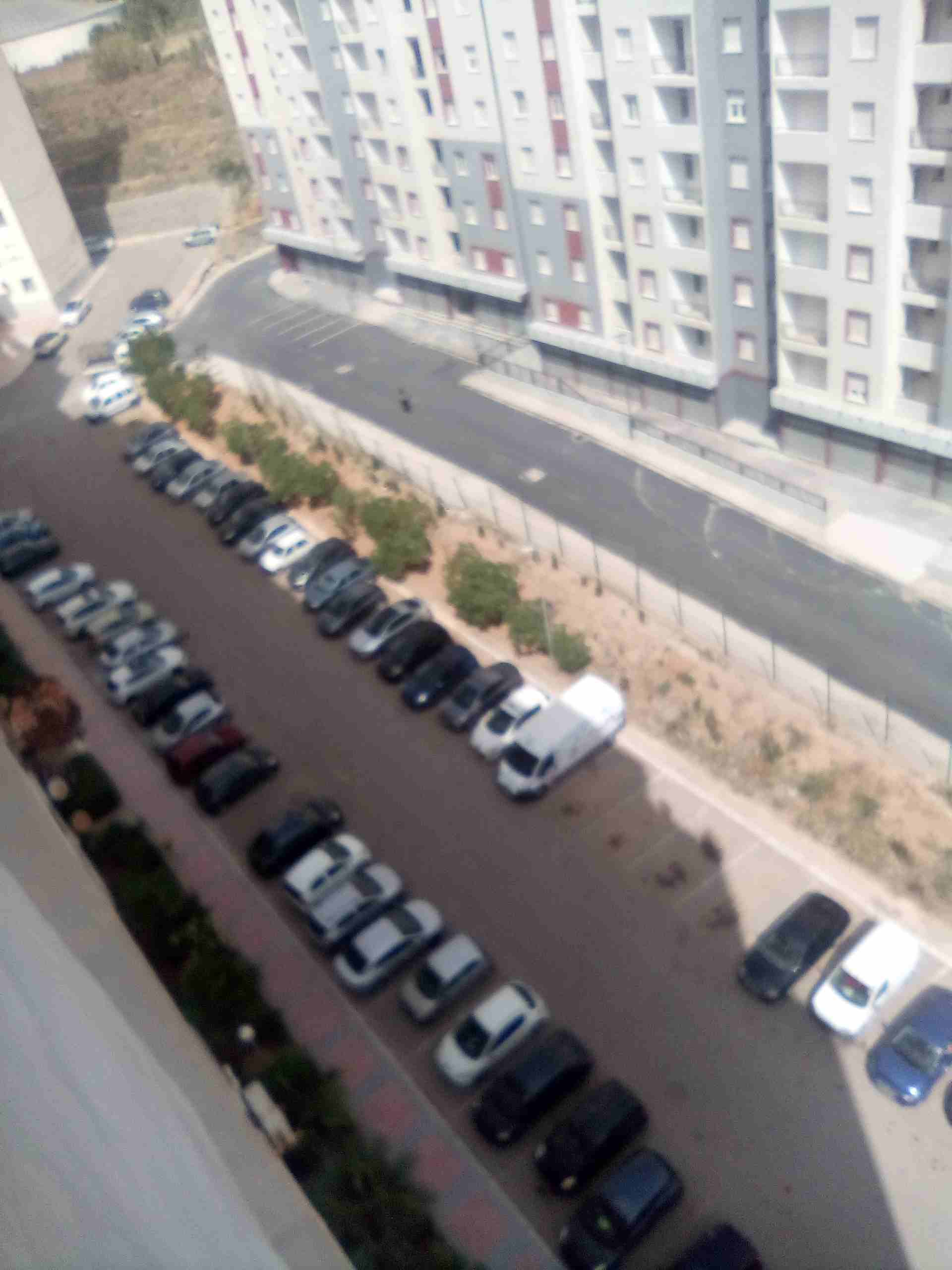 شقة للبيع ب الجزائر العاصمة بعين البنيان المنظر الجميل حي 271 مسكن عدل تطل على البحر بطابق 10 يوجد أسنسير شقة مكونة من 4 غرف (أف4) غرفتين تطلان على البحر يوجد فيها 2 بالكون وباركيغ لركن السيارة